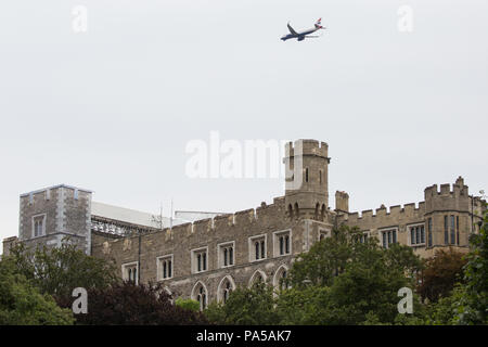 Windsor, Großbritannien. 20. Juli 2018. Ein Flugzeug fliegt über Schloss Windsor auf die letzte Annäherung zum Flughafen Heathrow. Stockfoto