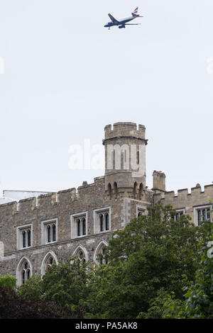 Windsor, Großbritannien. 20. Juli 2018. Ein Flugzeug fliegt über Schloss Windsor auf die letzte Annäherung zum Flughafen Heathrow. Stockfoto