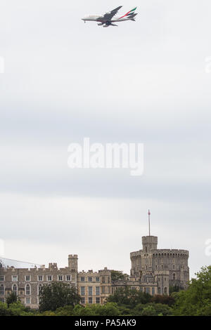 Windsor, Großbritannien. 20. Juli 2018. Ein Flugzeug fliegt über Schloss Windsor auf die letzte Annäherung zum Flughafen Heathrow. Stockfoto