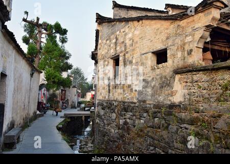 XIDI, Provinz Anhui, China - ca. Oktober 2017: ein Mann zu Fuß die schmale Straße in der kleinen alten Dorf Xidi, in der Provinz Anhui in China in der Nähe von Stockfoto