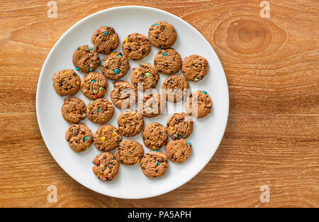 Flach Foto von Cookies auf weiße Platte. Stockfoto