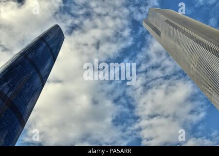 Kanton, China - ca. Januar 2017: Guangzhou Twin Towers von Guangzhou central business district. Stockfoto