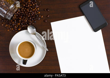 Flach Bild von Table Top coffee shop Szene. Stockfoto
