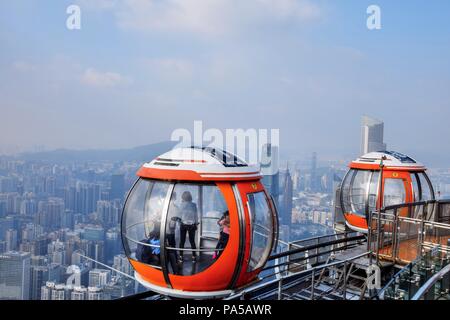 Kanton, Provinz Guangdong, China - ca. Januar 2017: Kanton Turm Seilbahn Sicht von der Dachterrasse mit Aussichtsplattform. Stockfoto