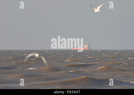 COATZACOALCOS, VER/MEXIKO - Juli 18, 2018: ein Tanker erwartet Eingang zu den maritimen Terminals in Coatzacoalcos. Bug nach Norden Winde Stockfoto