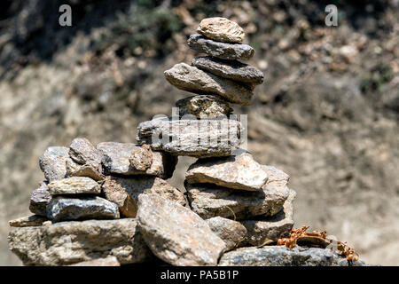 Gebet Stein stack Pyramide als Symbol für Zen, Harmonie und Gleichgewicht ist in der Regel um Bhutan Kloster gefunden - Stack der Steine in der Pyramide Form Stockfoto