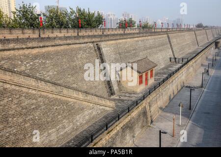Die Stadtmauer in der Metropole Xi'an in der Provinz Shaanxi in China. Stockfoto