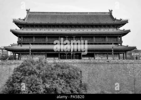 Die Stadtmauer in der Metropole Xi'an in der Provinz Shaanxi in China. Stockfoto