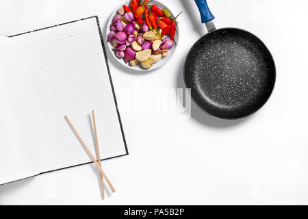 Layflat kochen Bild mit rohen Zutaten und Küchengeräte. Stockfoto