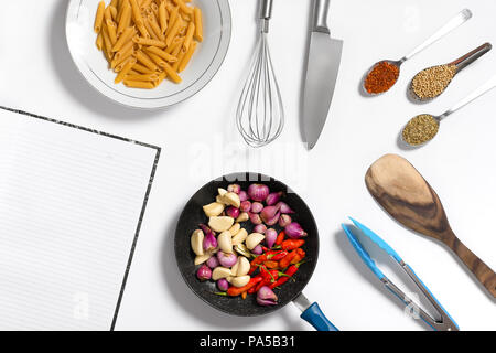 Layflat kochen Bild mit rohen Zutaten und Küchengeräte. Stockfoto
