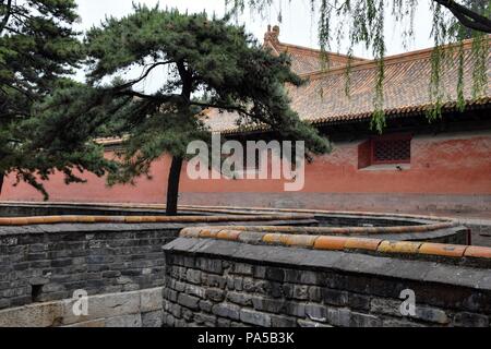 Rote Wände und verzierten Giebel sind klassische Architektur in der Verbotenen Stadt in Peking, China. Stockfoto