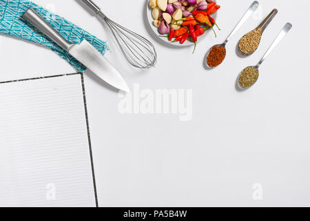 Layflat kochen Bild mit rohen Zutaten und Küchengeräte. Stockfoto