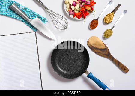 Layflat kochen Bild mit rohen Zutaten und Küchengeräte. Stockfoto