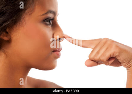 Junge dunkelhäutige Frau, die Ihre Nase berühren. Stockfoto