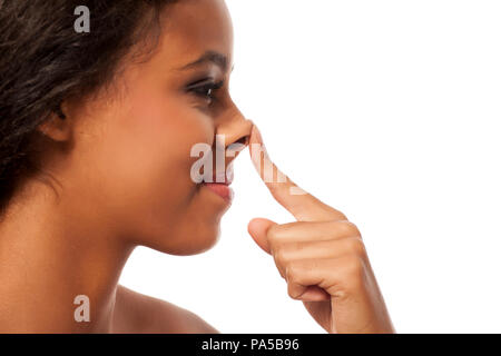 Junge dunkelhäutige Frau, die Ihre Nase berühren. Stockfoto