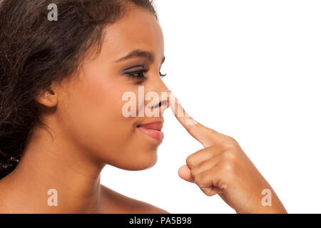 Junge dunkelhäutige Frau, die Ihre Nase berühren. Stockfoto