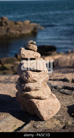 Acht rock Cairn Kennzeichnung ein seaside Trail in Acadia Nationalpark. Tiefblauen Ozean, Wasser und Fels Felsen im Hintergrund. Stockfoto