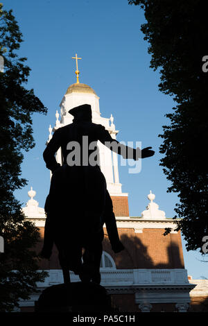 Silhouette der große Bronzestatue von Paul Revere mit Old North Church im Sommer Sonne im Hintergrund. Stockfoto