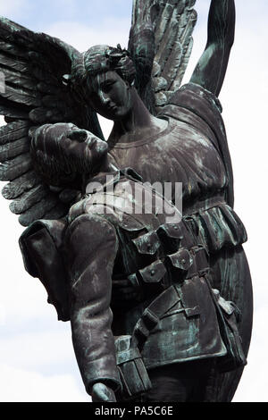 Vertikaler Engel der Gnade Statue zum Gedenken an Opfer der WW1 Soldaten vor der Waterfront Station in Vancouver, Kanada. Stockfoto