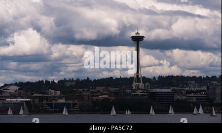 Seattle Space Needle Schuß von der Fähre im Sommer am Nachmittag mit größeren weißen Wolken und mehrere weiße segelte Boote segeln am Puget Sound. Stockfoto