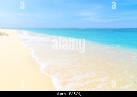Wave waschen über den Sand auf einer tropischen weißen Sandstrand - verschwommenen Hintergrund Bild Stockfoto