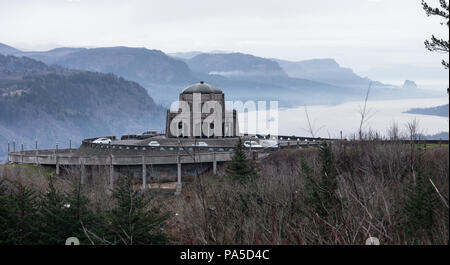 Spektakuläre Architektur steht am Rande eines Basalt Grat hoch über dem Columbia River. Stockfoto