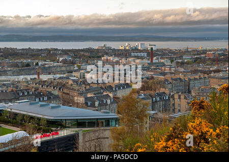 Stadtbild Blick auf die Altstadt von Edinburgh City vom Hügel des Calton Hill im Zentrum von Edinburgh, Schottland, Großbritannien Stockfoto