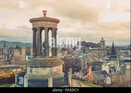 Stadtbild Blick auf die Altstadt von Edinburgh City vom Hügel des Calton Hill im Zentrum von Edinburgh, Schottland, Großbritannien Stockfoto