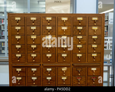 Eiche Holz- Bibliothek Katalog Schublade sitzend in eine moderne Bibliothek Stockfoto