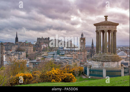 Stadtbild Blick auf die Altstadt von Edinburgh City vom Hügel des Calton Hill im Zentrum von Edinburgh, Schottland, Großbritannien Stockfoto