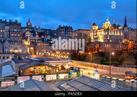 Stadtbild in der Altstadt von Edinburgh City nachts beleuchtet, im Zentrum von Edinburgh, Schottland, Großbritannien Stockfoto