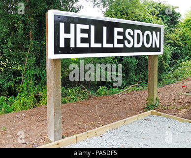 Ein Zeichen errichtet durch die restaurierten Plattform auf dem Gelände der ehemaligen M&GN Bahnhof in Hellesdon, Norfolk, England, Vereinigtes Königreich, Europa. Stockfoto