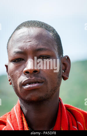 AMBOSELI, Kenia - 10. OKTOBER 2009: Portrait eines nicht identifizierten Mann Massai in Kenia, Oct 10, 2009. Massai Menschen sind eine Nilotische ethnische gruppe Stockfoto