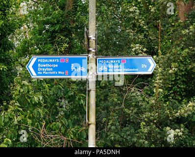 Ein Schild zeigt Pedalways einschließlich der nationalen Fahrradroute 1 in Hellesdon, Norfolk, England, Vereinigtes Königreich, Europa. Stockfoto