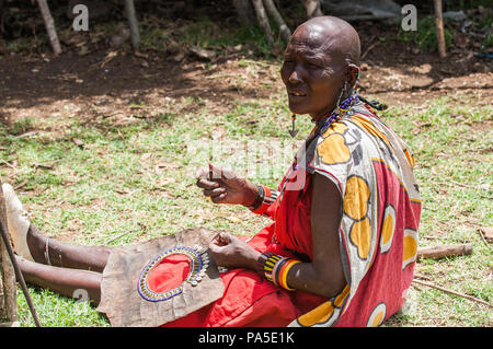 AMBOSELI, Kenia - 10. OKTOBER 2009: Portrait eines nicht identifizierten Massai Mann, typische Kleidung in Kenia, Oct 10, 2009. Massai Menschen sind eine NILOTISCHE Stockfoto