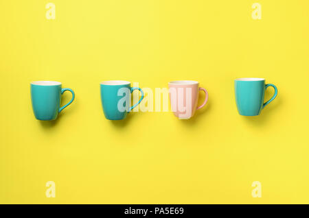 Muster von blau und rosa Tassen auf gelben Hintergrund. Geburtstag Feier, baby Konzept Dusche. Druckvolle Pastellfarben. Minimalistisches Design Stockfoto