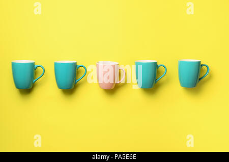 Muster von blau und rosa Tassen auf gelben Hintergrund. Geburtstag Feier, baby Konzept Dusche. Druckvolle Pastellfarben. Minimalistisches Design Stockfoto