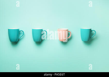 Muster von blau und rosa Tassen über Türkis Hintergrund. Geburtstag Feier, baby Konzept Dusche. Druckvolle Pastellfarben. Minimalistischen Stil des Stockfoto