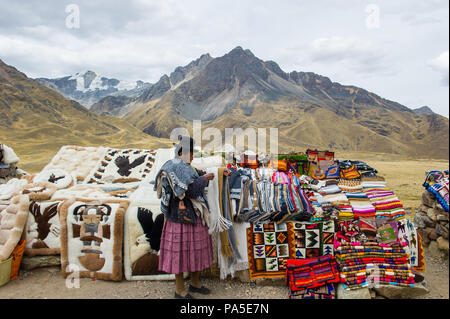 PERU - NOVEMBER 6, 2010: Unbekannter peruanische Frau in traditioneller Kleidung arbeitet auf dem lokalen Markt in Peru, Nov 6, 2010. Über 50 Prozent der Menschen Stockfoto