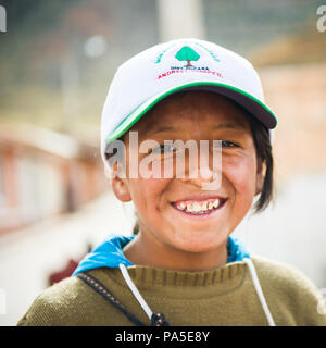 PERU - NOVEMBER 7, 2010: portriat eines nicht identifizierten peruanischen Mädchen in Peru, Nov 7, 2010. Über 50 Prozent der Menschen in Peru leben unterhalb der Armutsgrenze Stockfoto