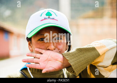 PERU - NOVEMBER 7, 2010: portriat eines nicht identifizierten peruanischen Mädchen in Peru, Nov 7, 2010. Über 50 Prozent der Menschen in Peru leben unterhalb der Armutsgrenze Stockfoto