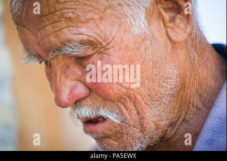 Taschkent, Usbekistan - Juni 12, 2011: Portrait eines Usbekischen alter Mann auf der Straße, 12.Juni 2011. 81% der Menschen in Usbekistan gehören zu Usbekischen ethnischen gr Stockfoto