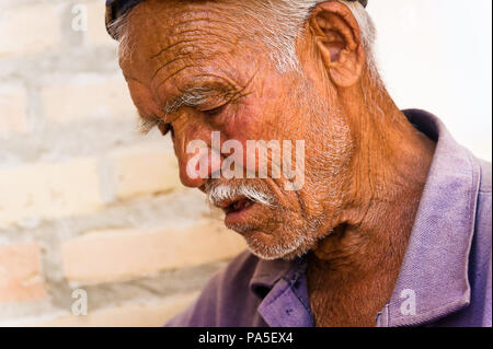 Taschkent, Usbekistan - Juni 12, 2011: Portrait eines Usbekischen alter Mann auf der Straße, 12.Juni 2011. 81% der Menschen in Usbekistan gehören zu Usbekischen ethnischen gr Stockfoto