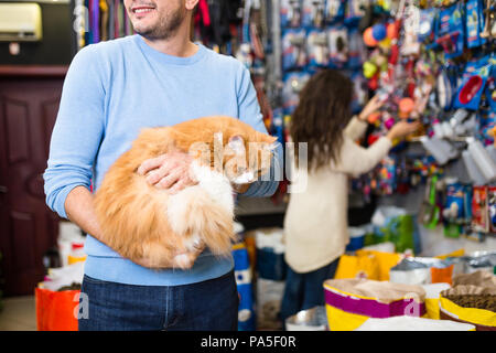 Junges Paar mit ihren Perser Katze in Pet Shop. Stockfoto