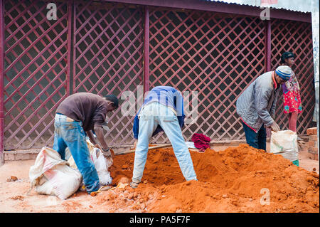 ANTANANARIVO, Madagaskar - 29. JUNI 2011: Unbekannter Madagaskar Leute erhalten die Sand. Menschen in Madagaskar Leiden der Armut aufgrund der langsamen developm Stockfoto