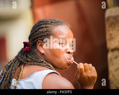 Madagaskar - 30. JUNI 2011: Unbekannter Madagaskar Mädchen mit einem Chupa Chups in Madagaskar, 30. Juni 2011. Die Menschen Madagaskars Leiden der Armut durch t Stockfoto