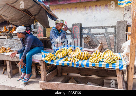 ANTANANARIVO, Madagaskar - 30. JUNI 2011: Unbekannter Madagaskar Frau verkauft Bananen auf dem Markt. Menschen in Madagaskar Leiden der Armut durch Slo Stockfoto