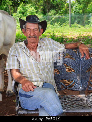 Portrait von Landwirt, ruht auf der Werkbank im Tal von Vinales, Provinz Pinar del Rio, Kuba Stockfoto