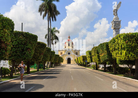 Blick in Richtung Main Kapelle an der berühmten doppelpunkt Friedhof, Cementerio Cristóbal Colón, Vedado, Havanna, Kuba Stockfoto