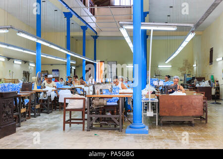 Kubanischen Frauen nähen auf Maschinen, die in der textilen Produktion und Fabrik, Havanna, Kuba Stockfoto